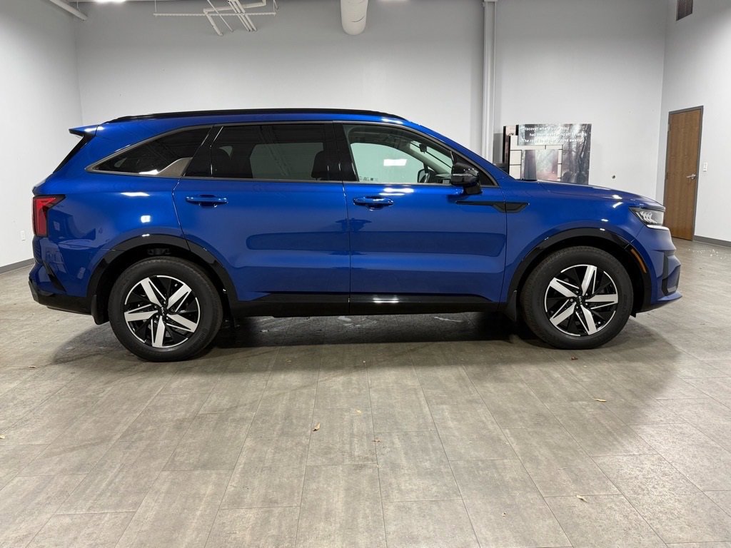 Used 2023 Kia Sorento S w/ Panoramic Sunroof Package image 3