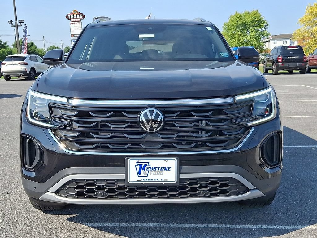 Used 2025 Volkswagen Atlas Cross Sport SE AWD/4WD image 2