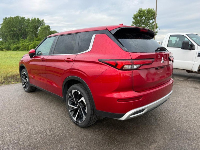 Used 2024 Mitsubishi Outlander SE Black Edition AWD/4WD image 3