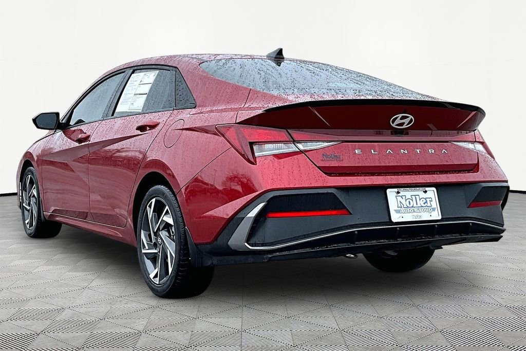 Used 2025 Hyundai Elantra Sport image 2