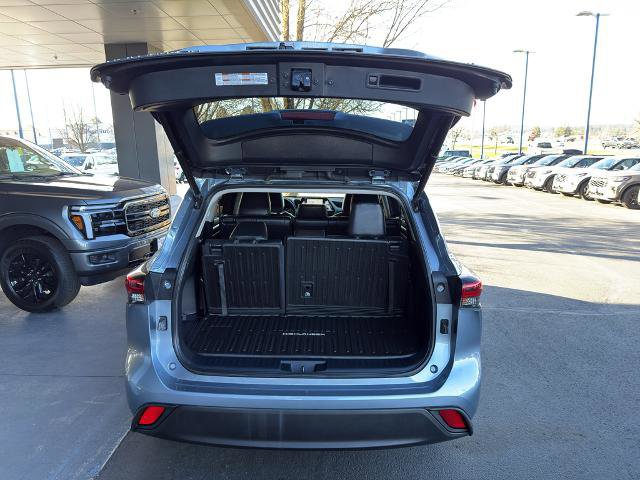 Used 2022 Toyota Highlander XLE image 6
