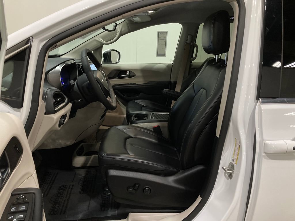 Used 2023 Chrysler Pacifica Touring-L image 19