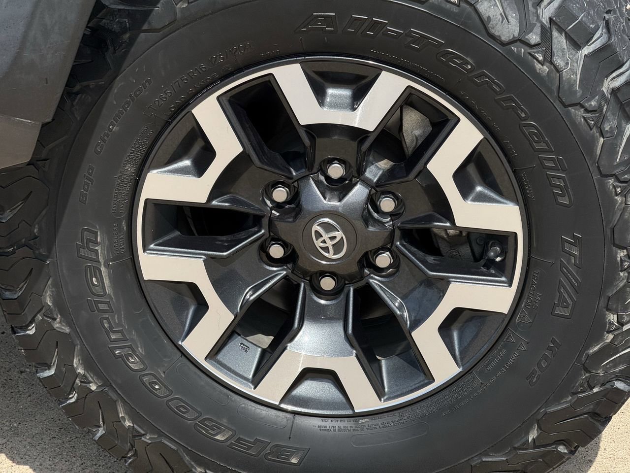 Used 2022 Toyota Tacoma TRD Off-Road w/ TRD Premium Off Road Package AWD/4WD image 9