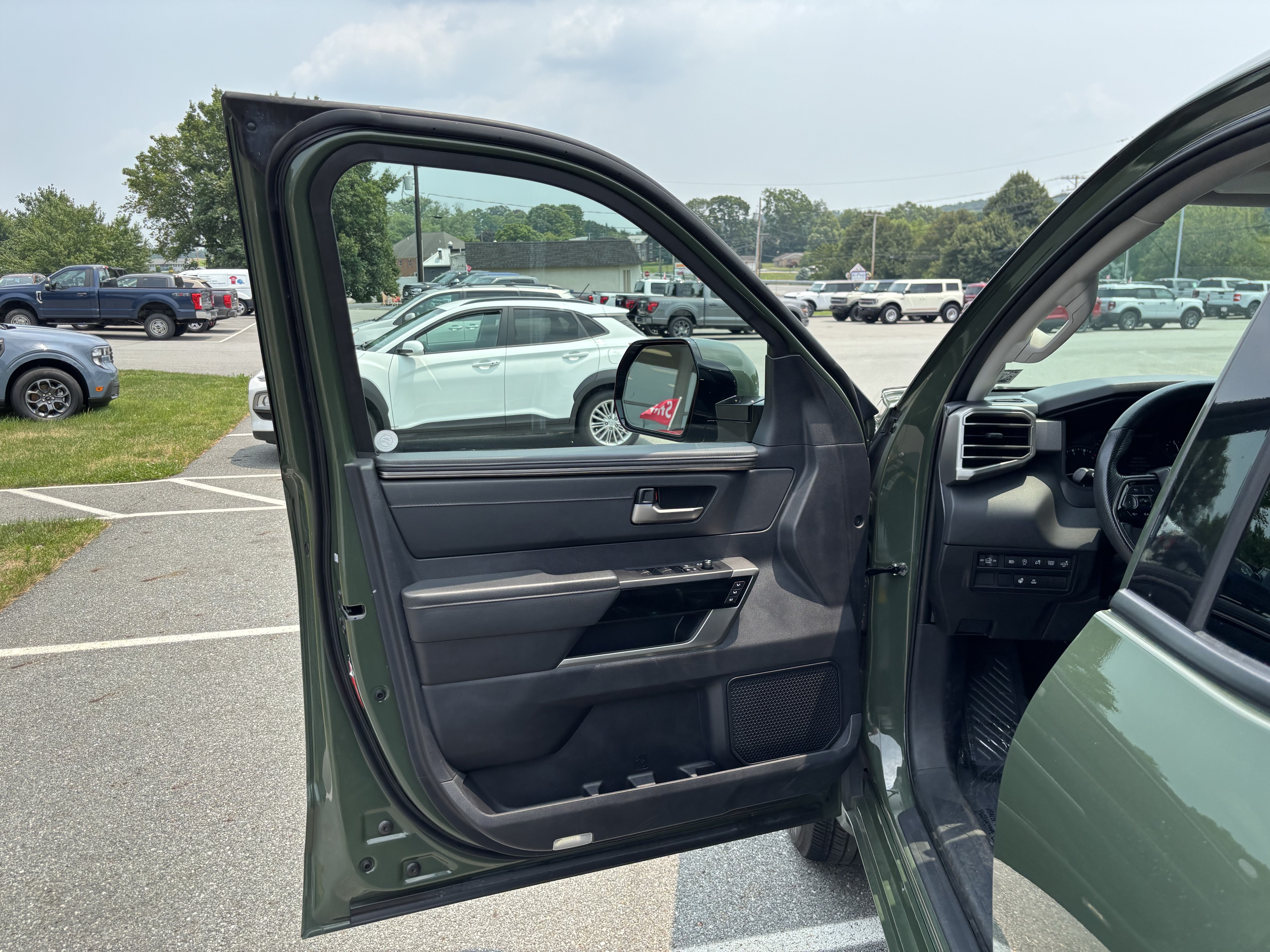 Used 2022 Toyota Tundra Limited AWD/4WD image 11