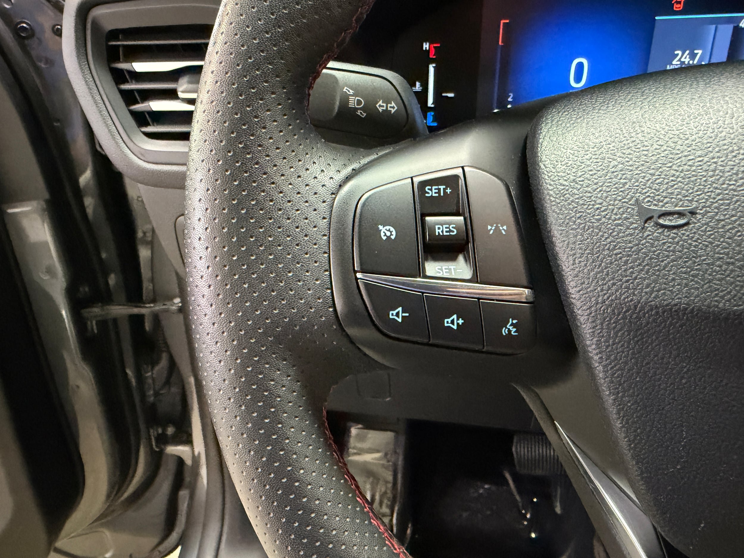 Certified 2025 Ford Escape ST-Line Select AWD/4WD image 17