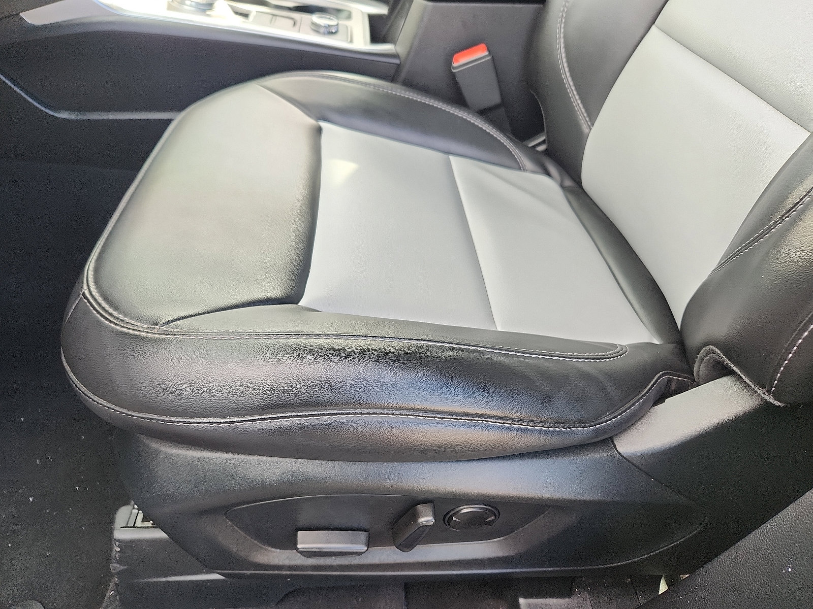 Certified 2022 Ford Explorer XLT w/ Equipment Group 202A image 24