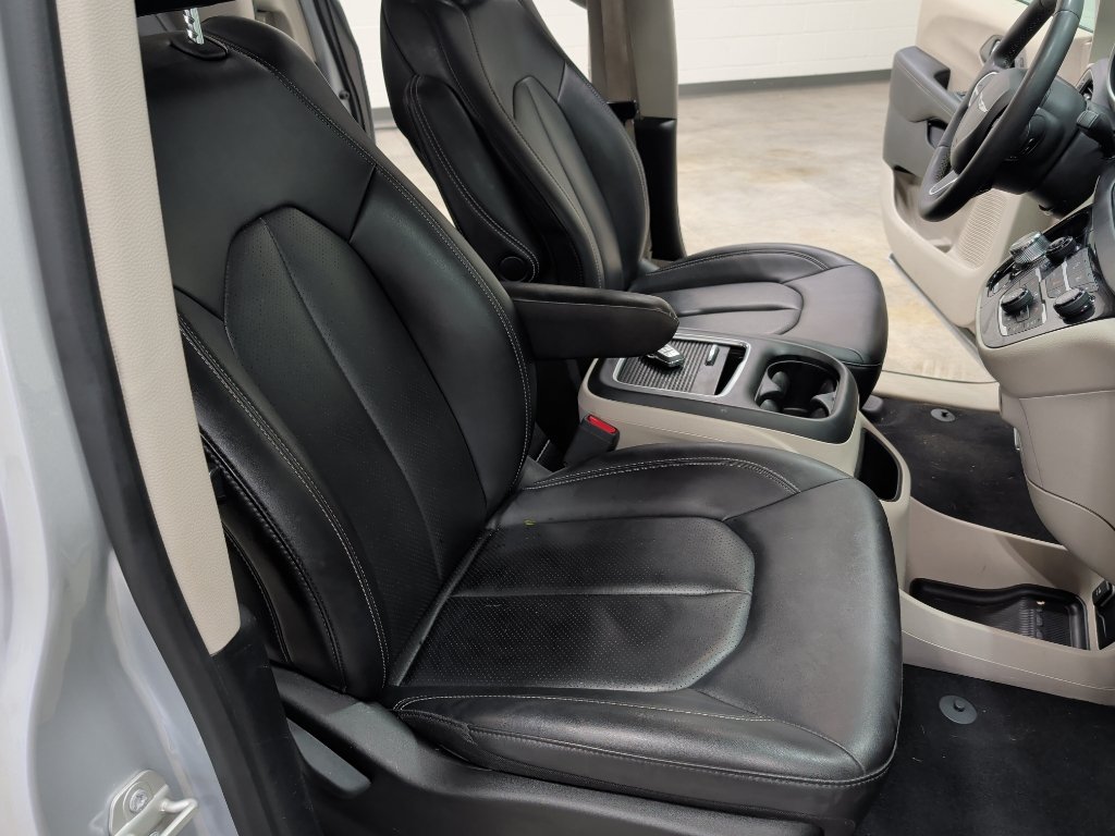 Used 2024 Chrysler Pacifica Touring-L FWD image 15