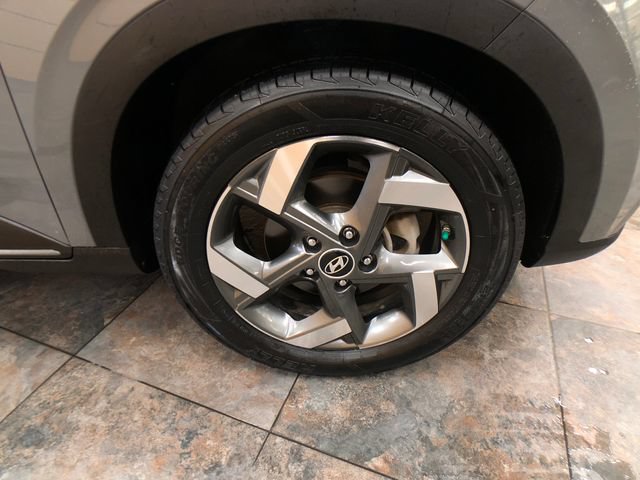 Used 2022 Hyundai Venue Limited w/ Cargo Package FWD image 9