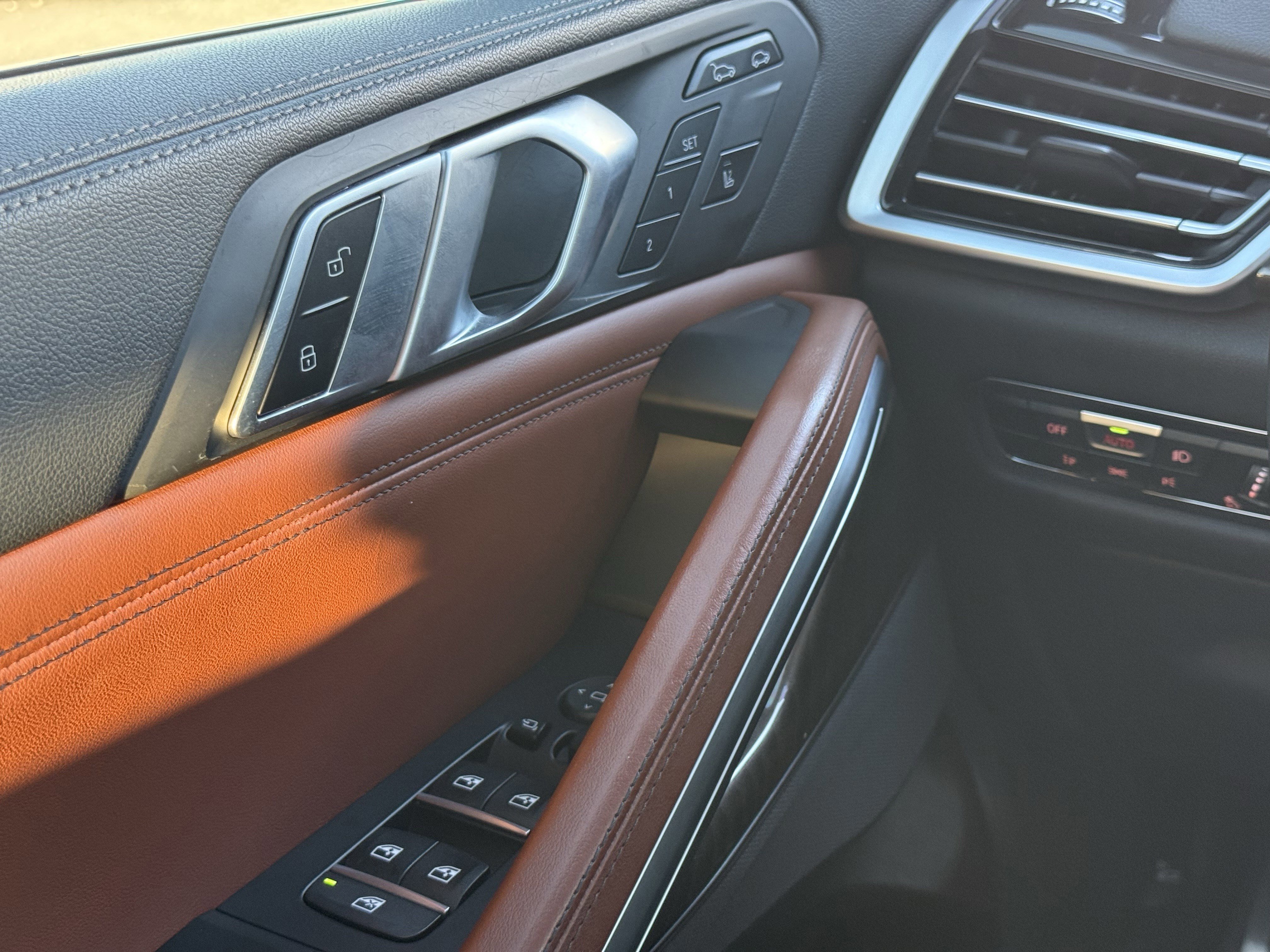 Used 2022 BMW X6 xDrive40i w/ M Sport Package image 23