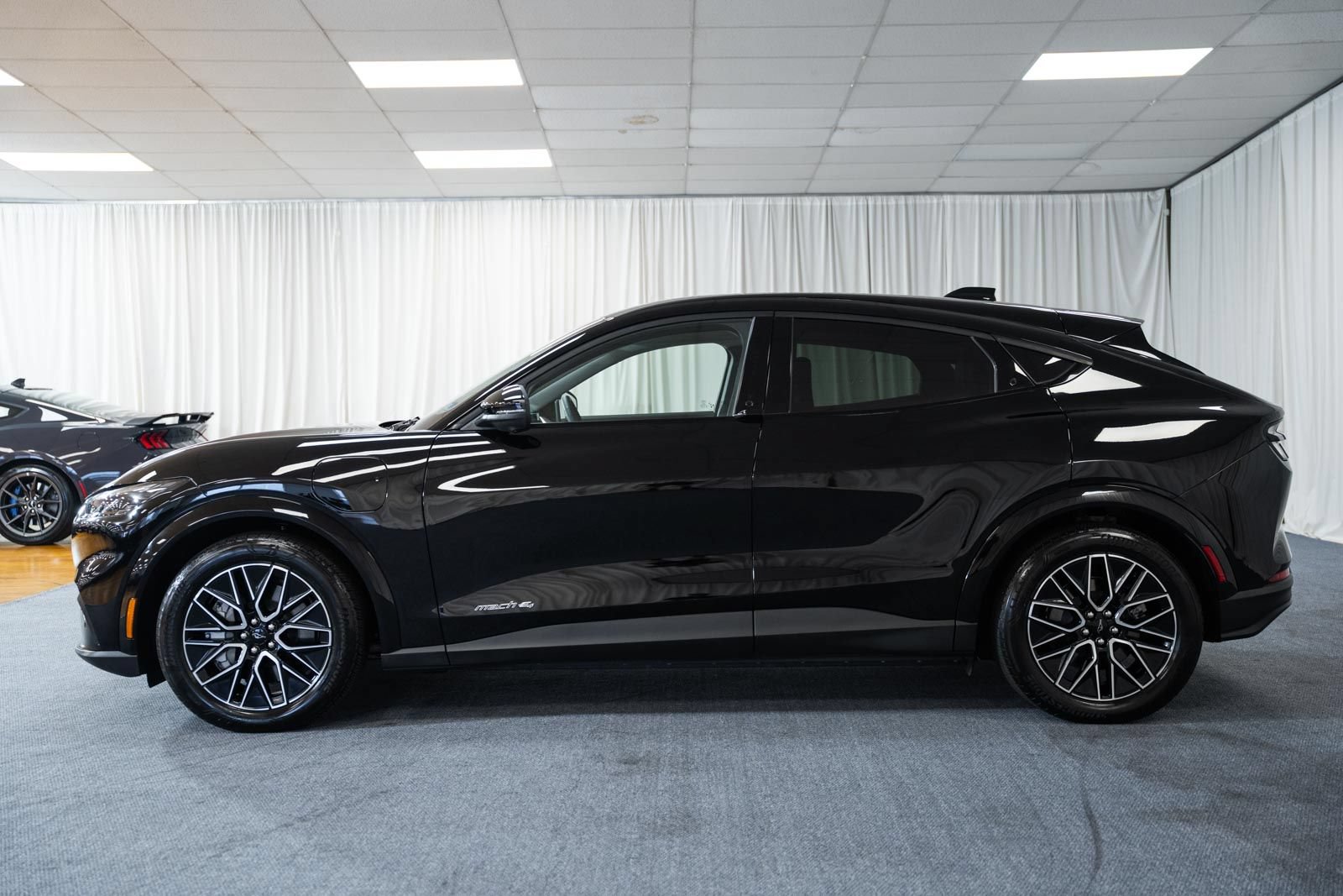 Certified 2025 Ford Mustang Mach-E Premium AWD/4WD image 4