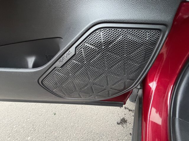 Used 2020 Toyota RAV4 LE w/ Carpet Mat Package AWD/4WD image 27