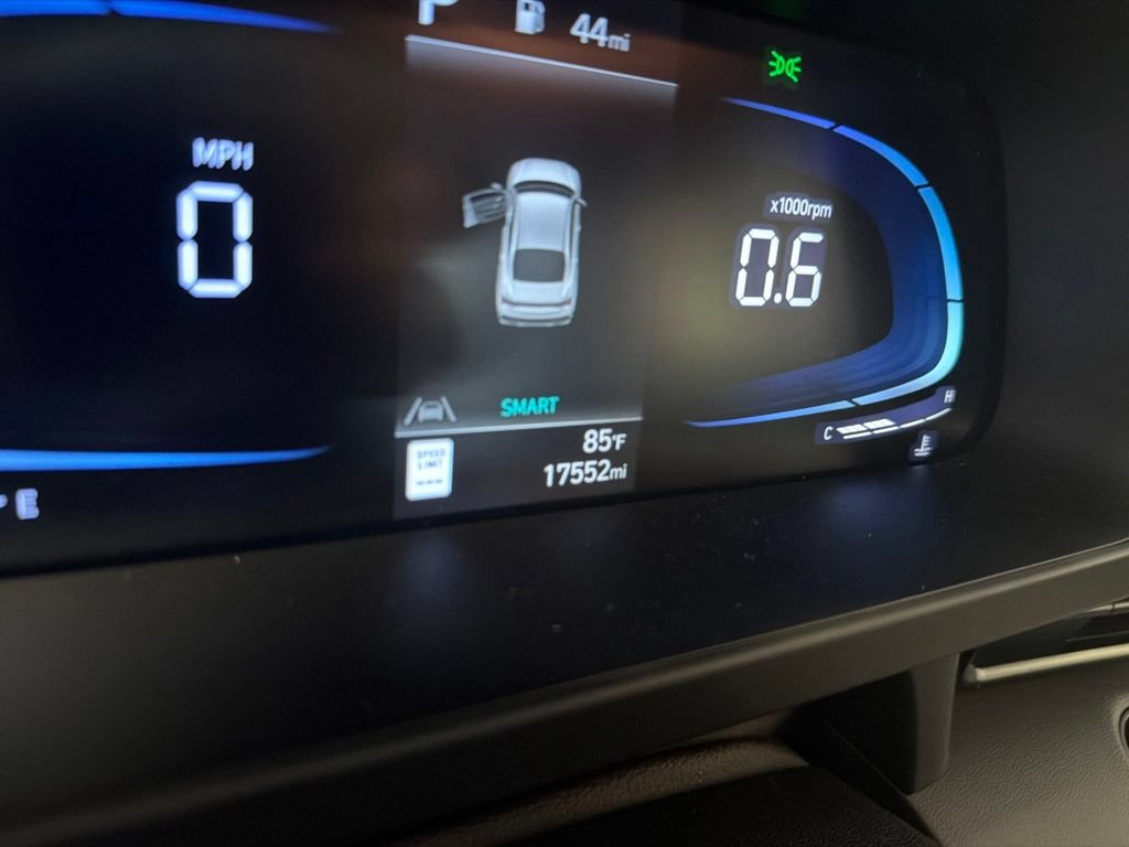 Used 2025 Hyundai Elantra Sport FWD image 3