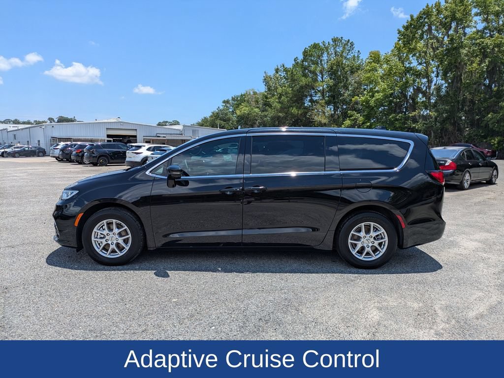 Used 2025 Chrysler Pacifica Select FWD image 8