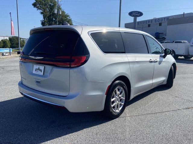 Used 2024 Chrysler Pacifica Touring-L FWD image 3