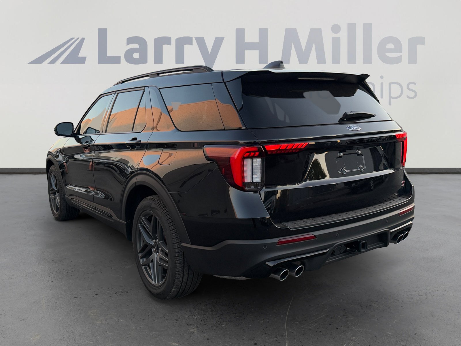 Certified 2025 Ford Explorer ST AWD/4WD image 3