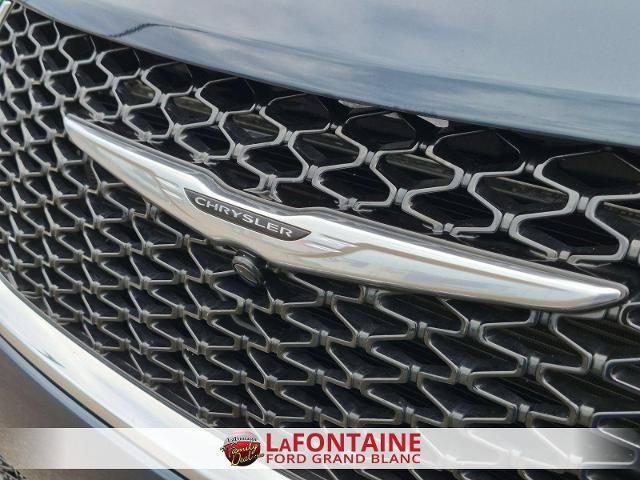 Used 2023 Chrysler Pacifica Touring-L FWD image 9