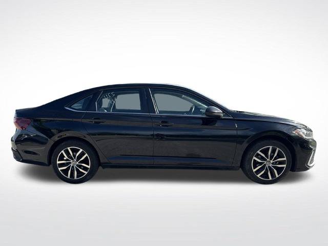 Used 2025 Volkswagen Jetta SE FWD image 4