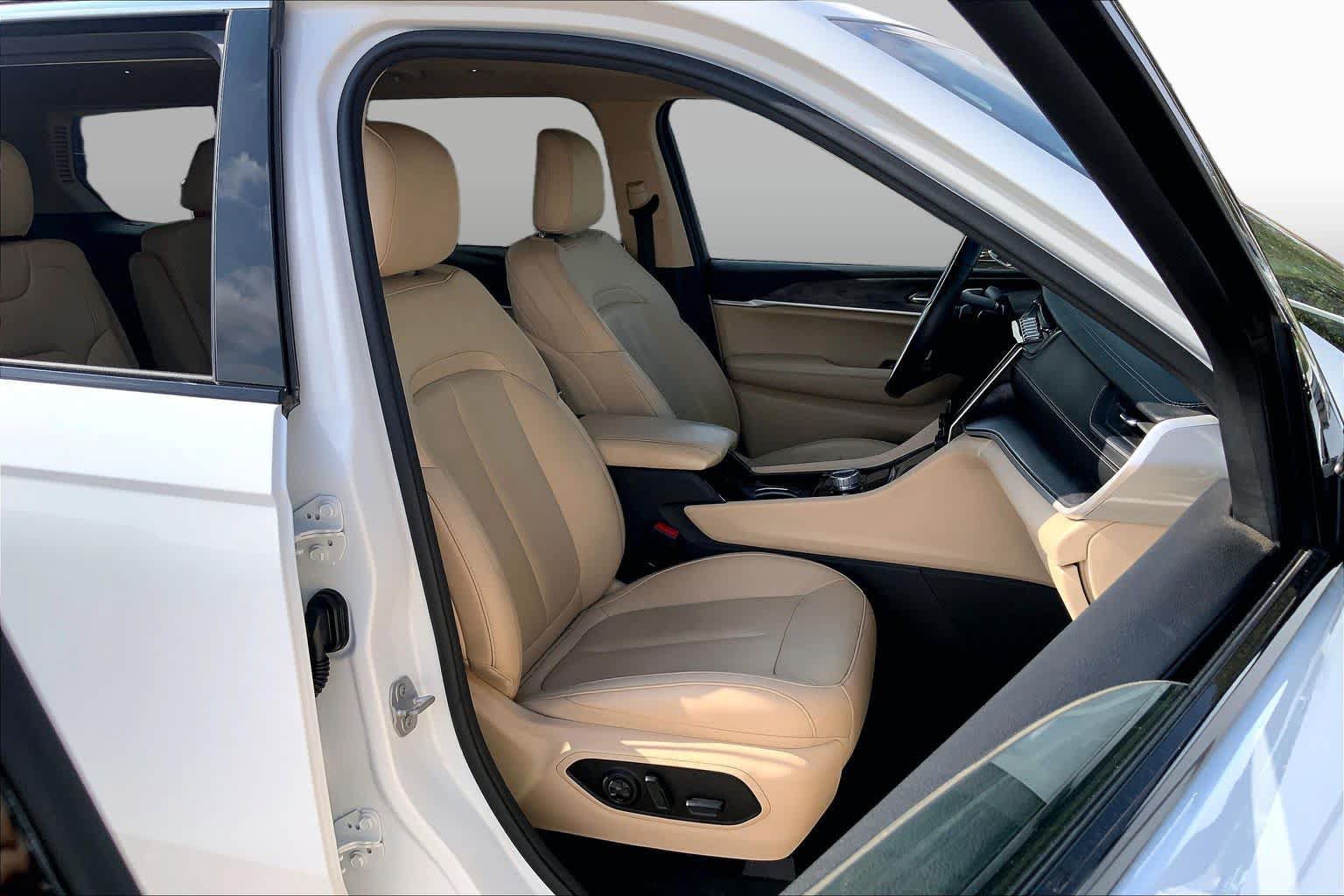 Used 2022 Jeep Grand Cherokee L Limited AWD/4WD image 9