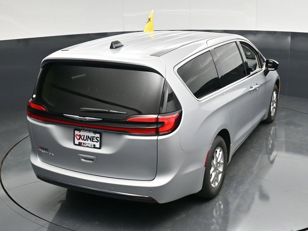 Used 2024 Chrysler Pacifica Touring-L FWD image 47