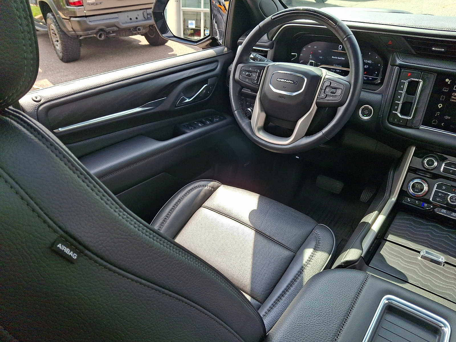 Used 2024 GMC Yukon Denali w/ Denali Reserve Package AWD/4WD image 13