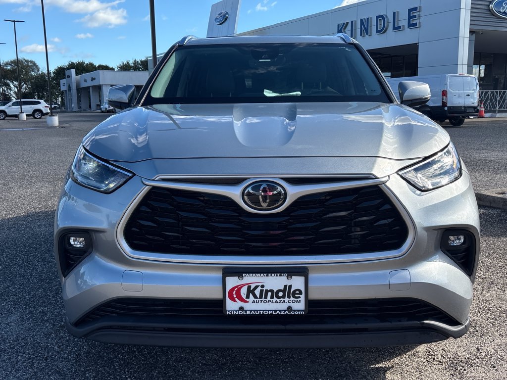 Used 2021 Toyota Highlander XLE AWD/4WD image 3