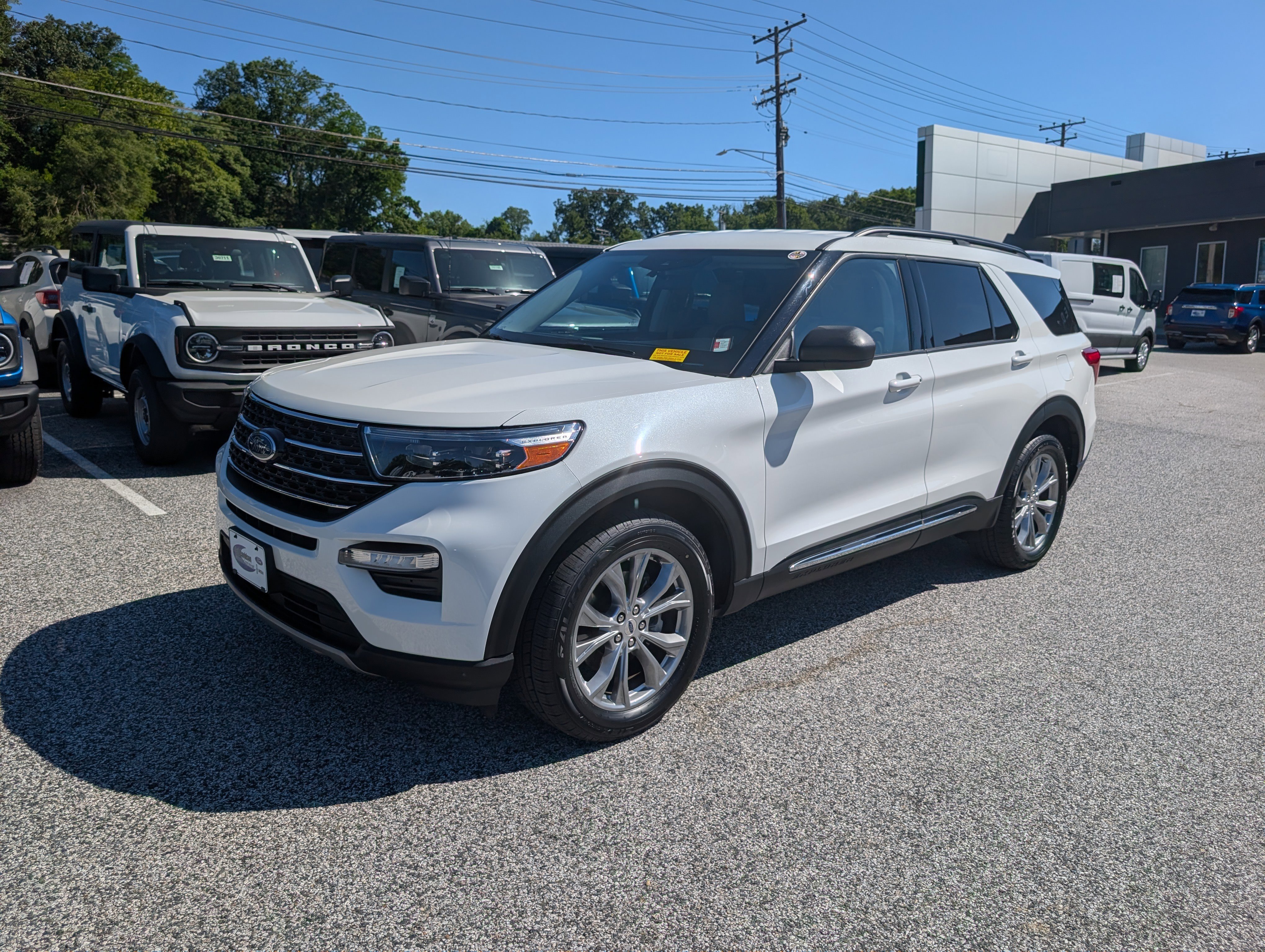 Certified 2021 Ford Explorer XLT w/ Equipment Group 202A AWD/4WD image 1