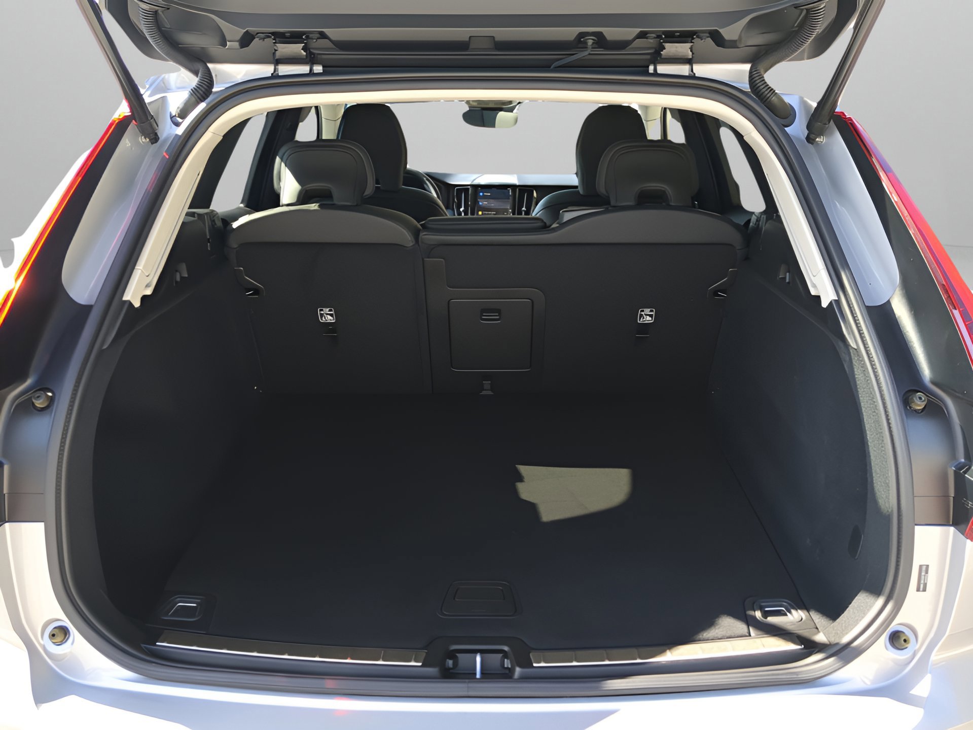 Used 2025 Volvo XC60 B5 Plus image 38