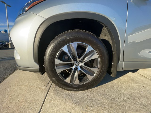 Used 2024 Toyota Highlander XLE AWD/4WD image 9