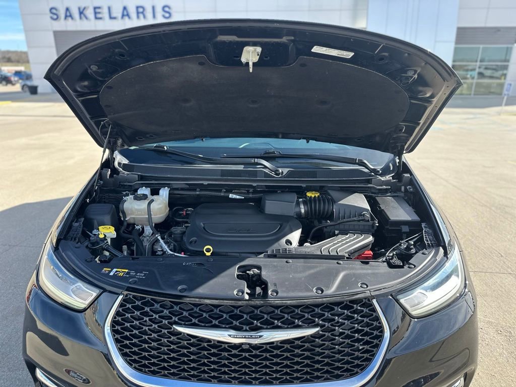 Used 2023 Chrysler Pacifica Touring-L image 47