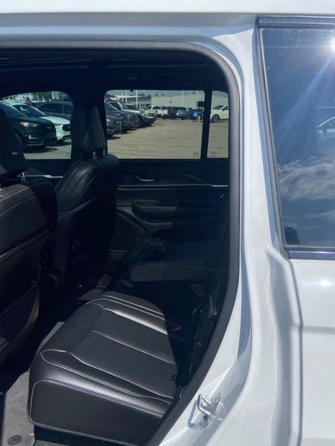 Used 2025 Jeep Grand Cherokee Limited w/ Luxury Tech Group II AWD/4WD image 6