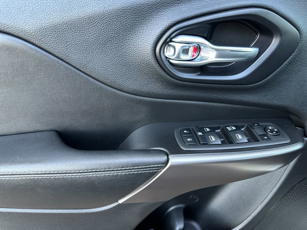 Used 2019 Jeep Cherokee Latitude w/ Cold Weather Group image 11