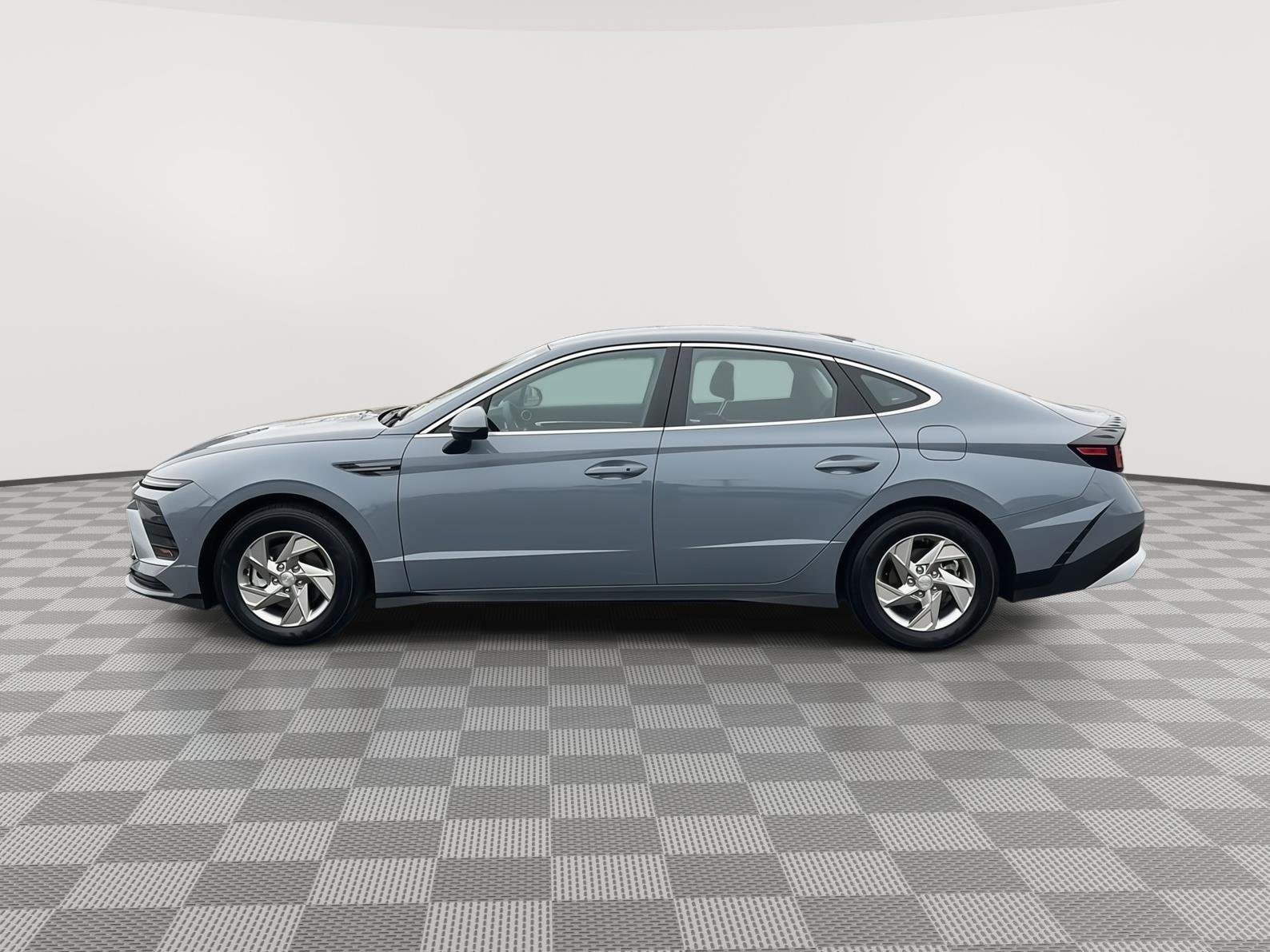 Used 2025 Hyundai Sonata SE image 2