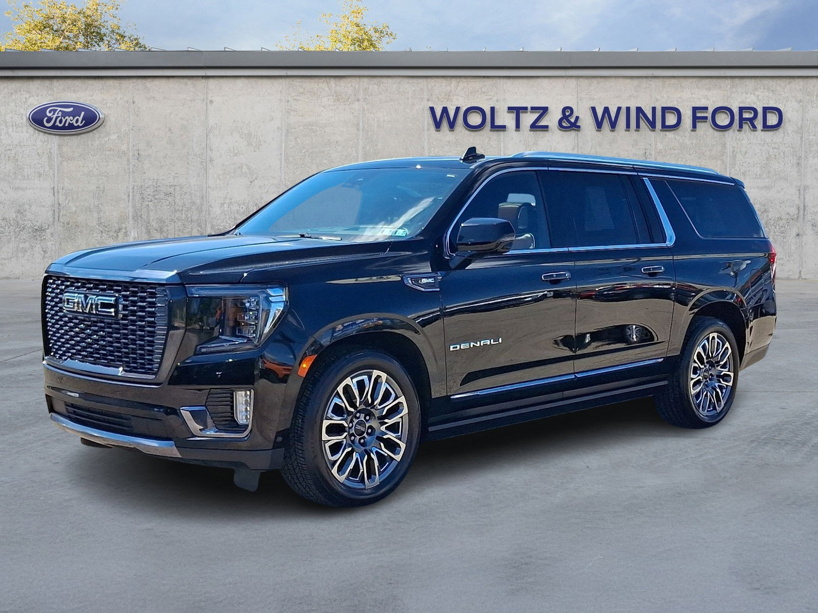 Used 2023 GMC Yukon XL Denali Ultimate AWD/4WD image 3