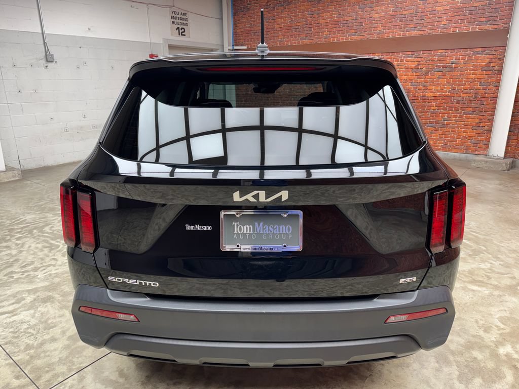 Used 2023 Kia Sorento LX AWD/4WD image 4