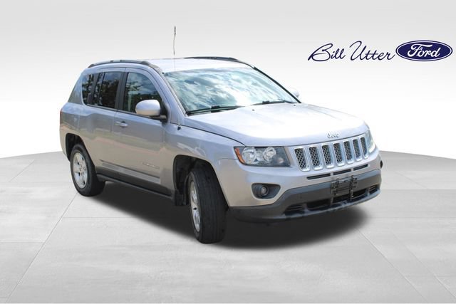 Used 2017 Jeep Compass Latitude FWD image 3