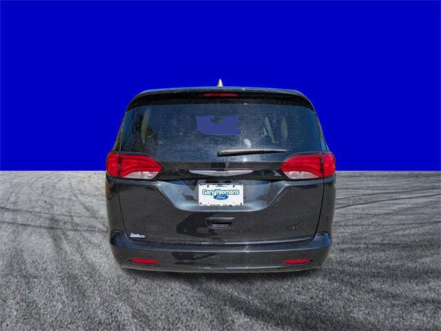 Used 2023 Chrysler Voyager LX image 4