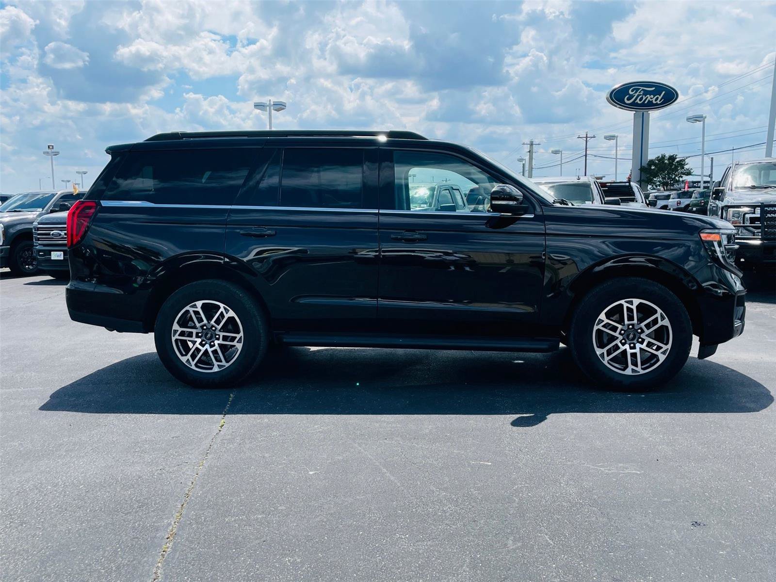 Certified 2025 Ford Expedition Active RWD image 3