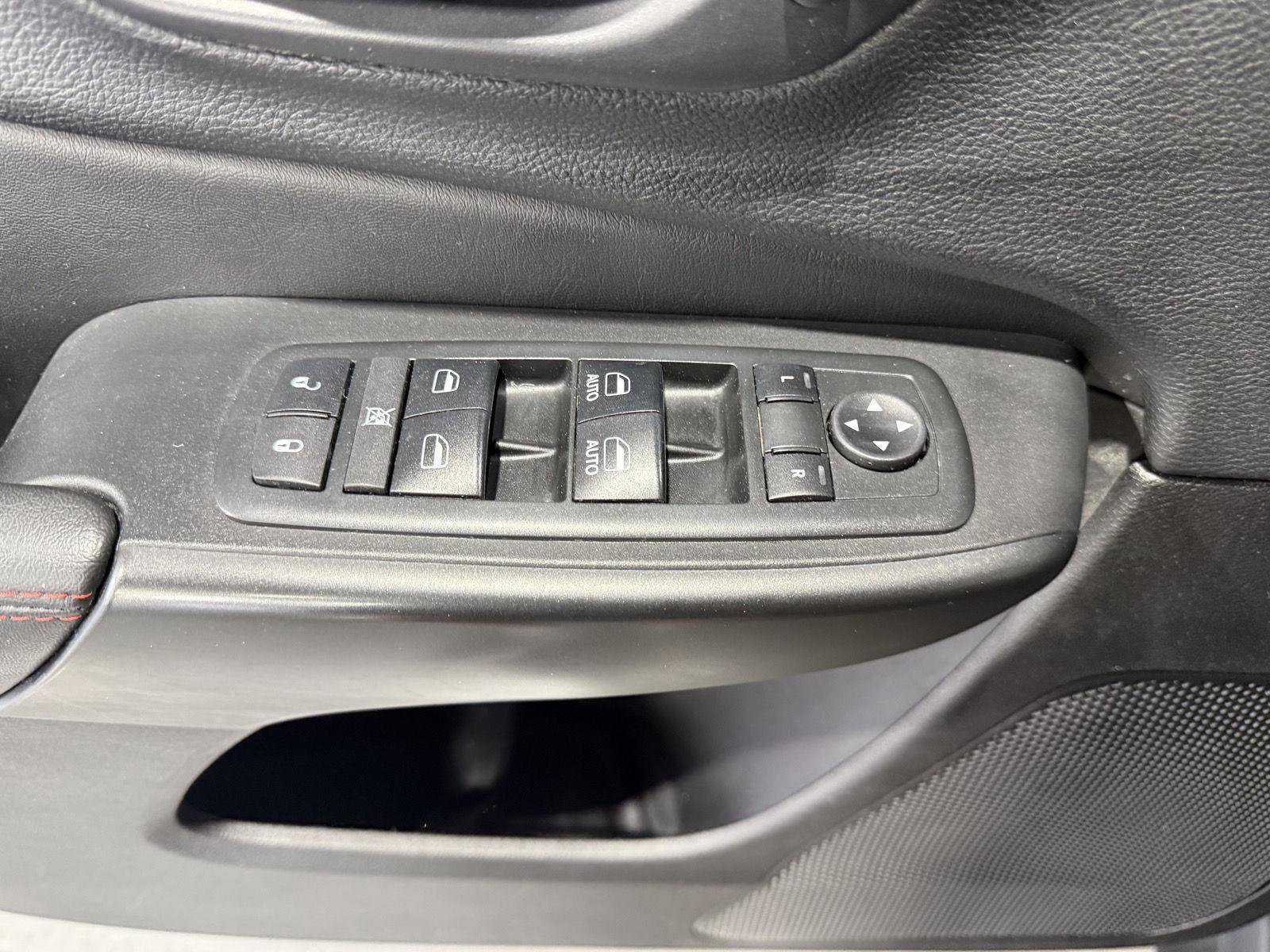 Used 2019 Jeep Cherokee Trailhawk AWD/4WD image 21