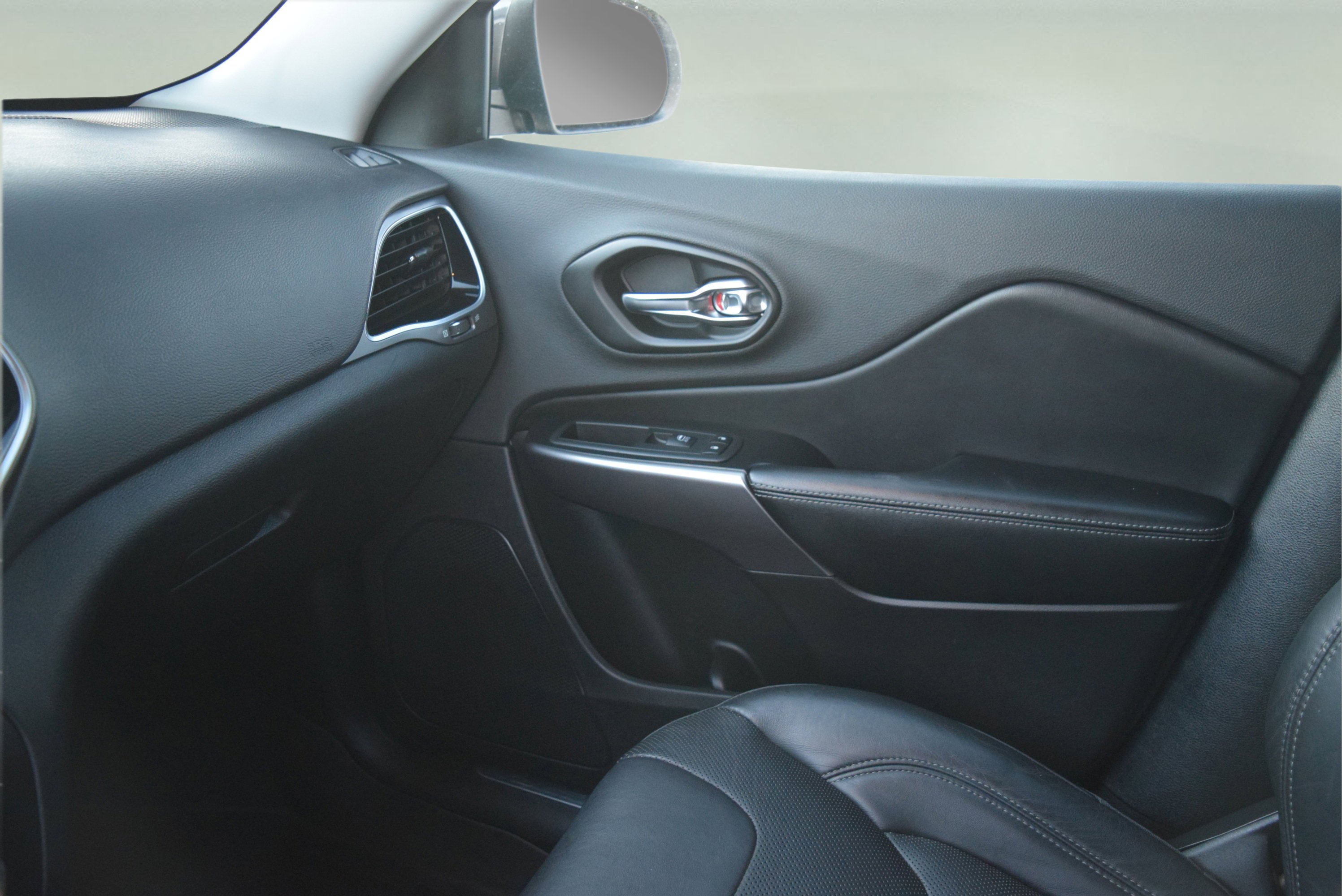 Used 2019 Jeep Cherokee Limited image 16