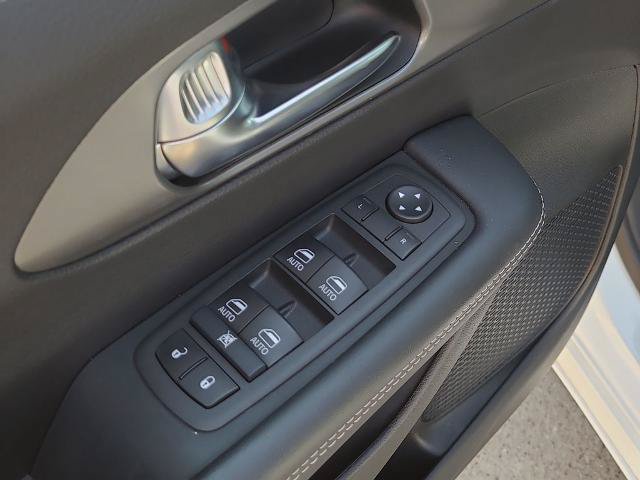 Used 2025 Chrysler Pacifica Select FWD image 20