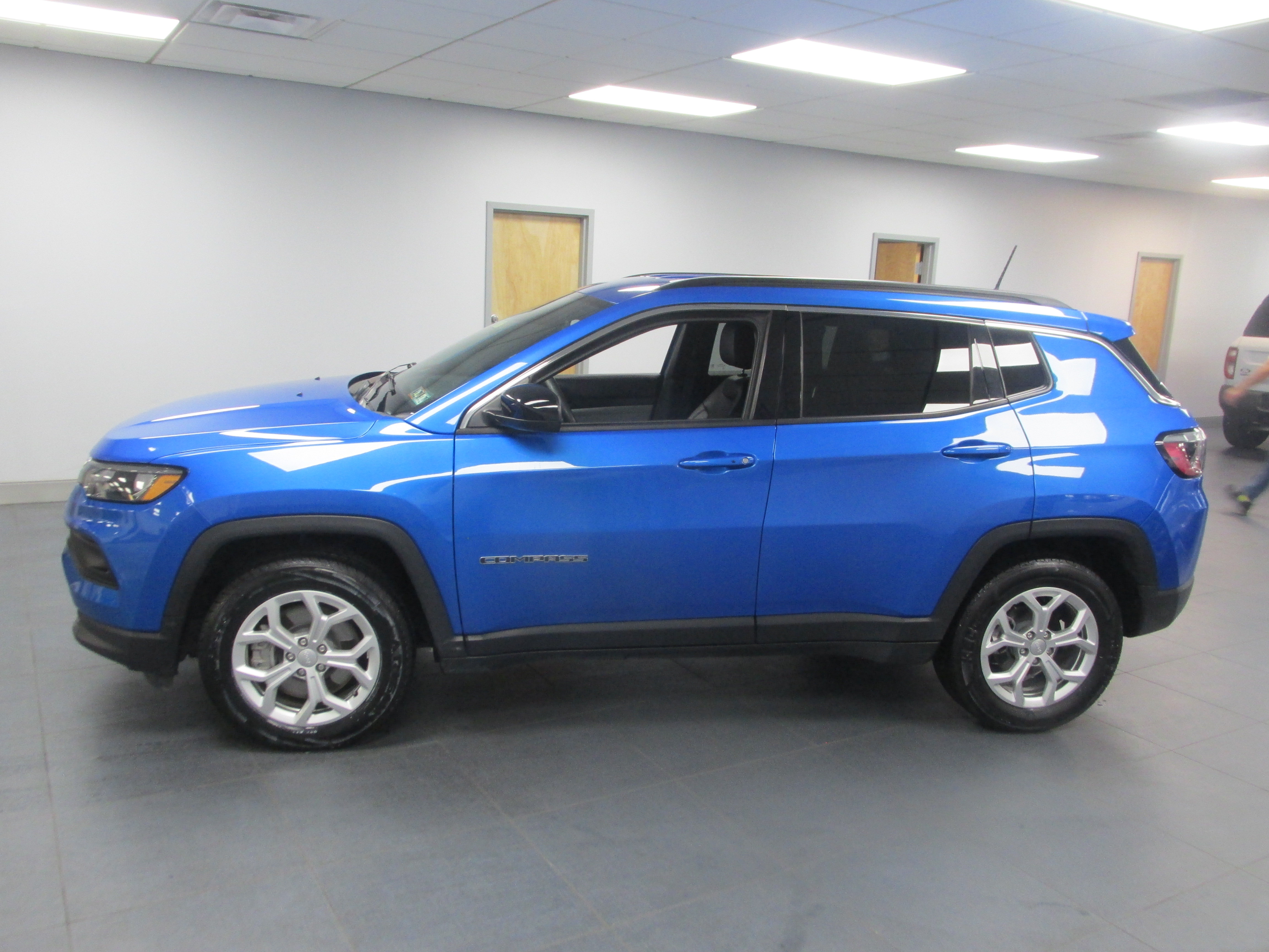Used 2024 Jeep Compass Latitude AWD/4WD image 8