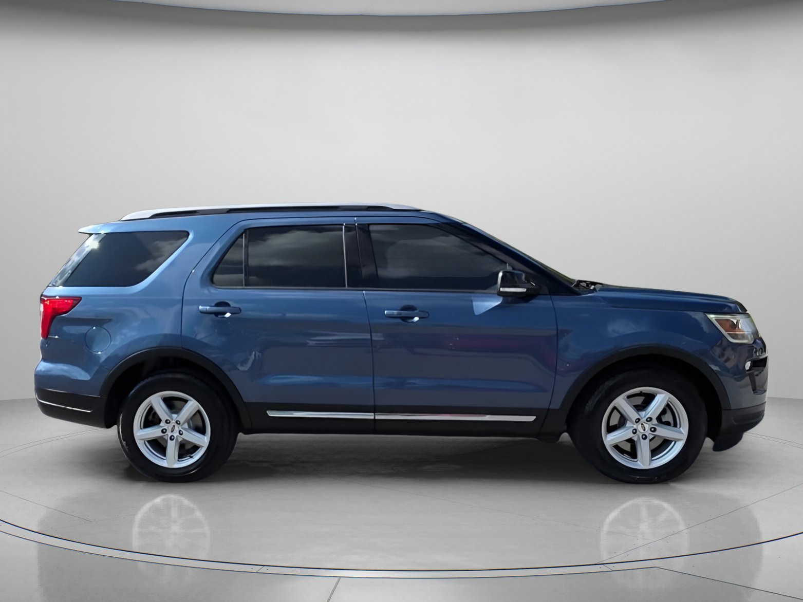 Certified 2018 Ford Explorer XLT w/ Equipment Group 202A image 25