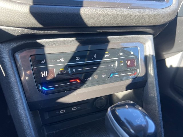 Used 2022 Volkswagen Tiguan SE w/ Panoramic Sunroof Package image 12