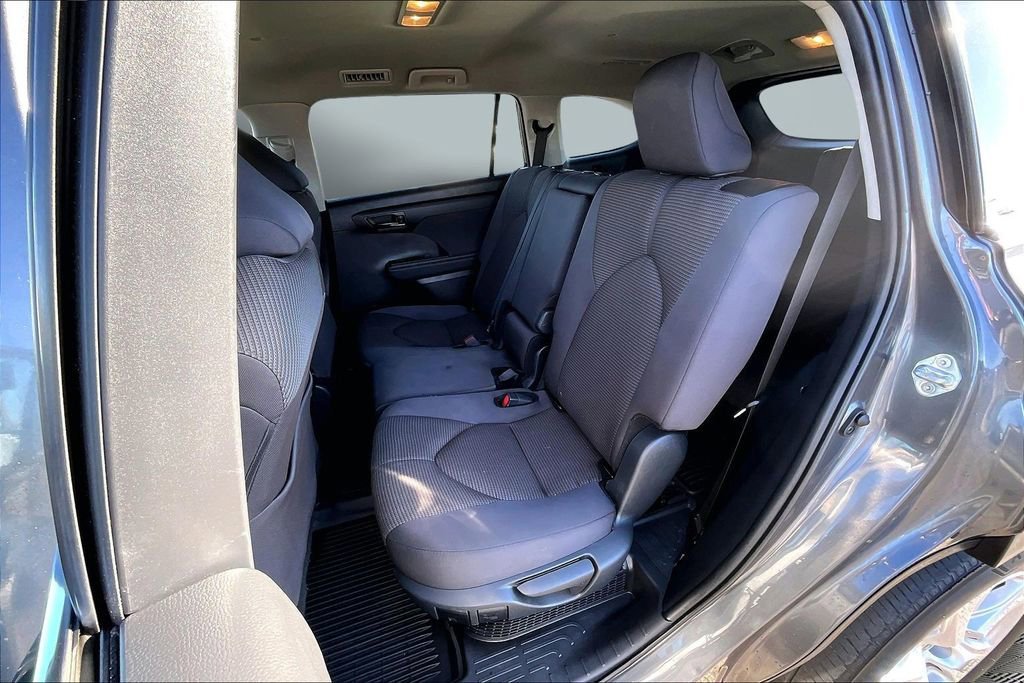 Used 2024 Toyota Highlander LE FWD image 25