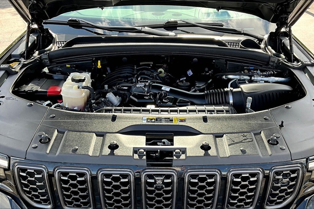 Used 2025 Jeep Grand Cherokee Summit AWD/4WD image 32
