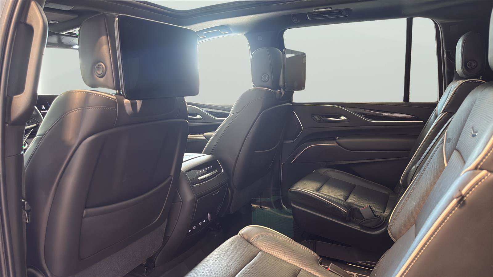 Used 2021 Cadillac Escalade ESV Sport w/ Driver Assist Tech Package AWD/4WD image 17