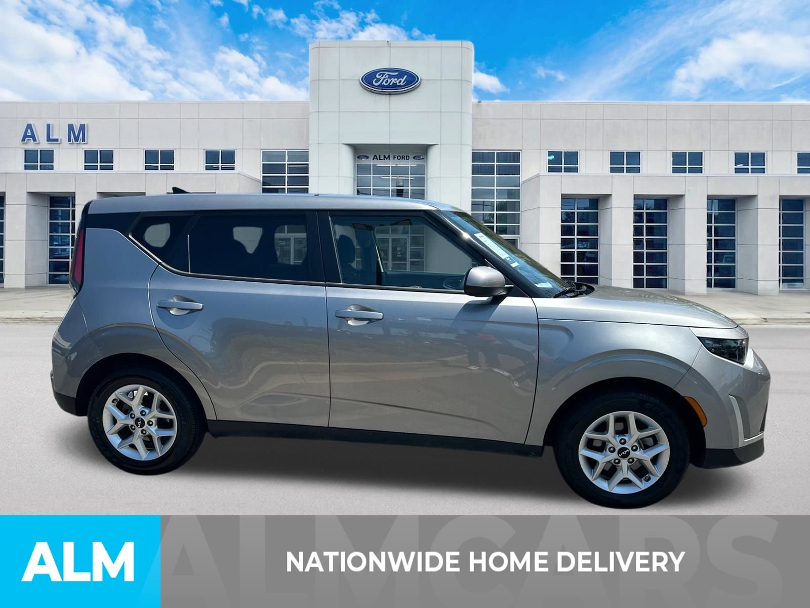 Used 2025 Kia Soul LX w/ LX Technology Package FWD image 4