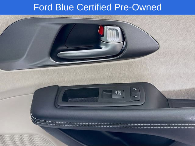 Used 2023 Chrysler Pacifica Touring-L FWD image 37