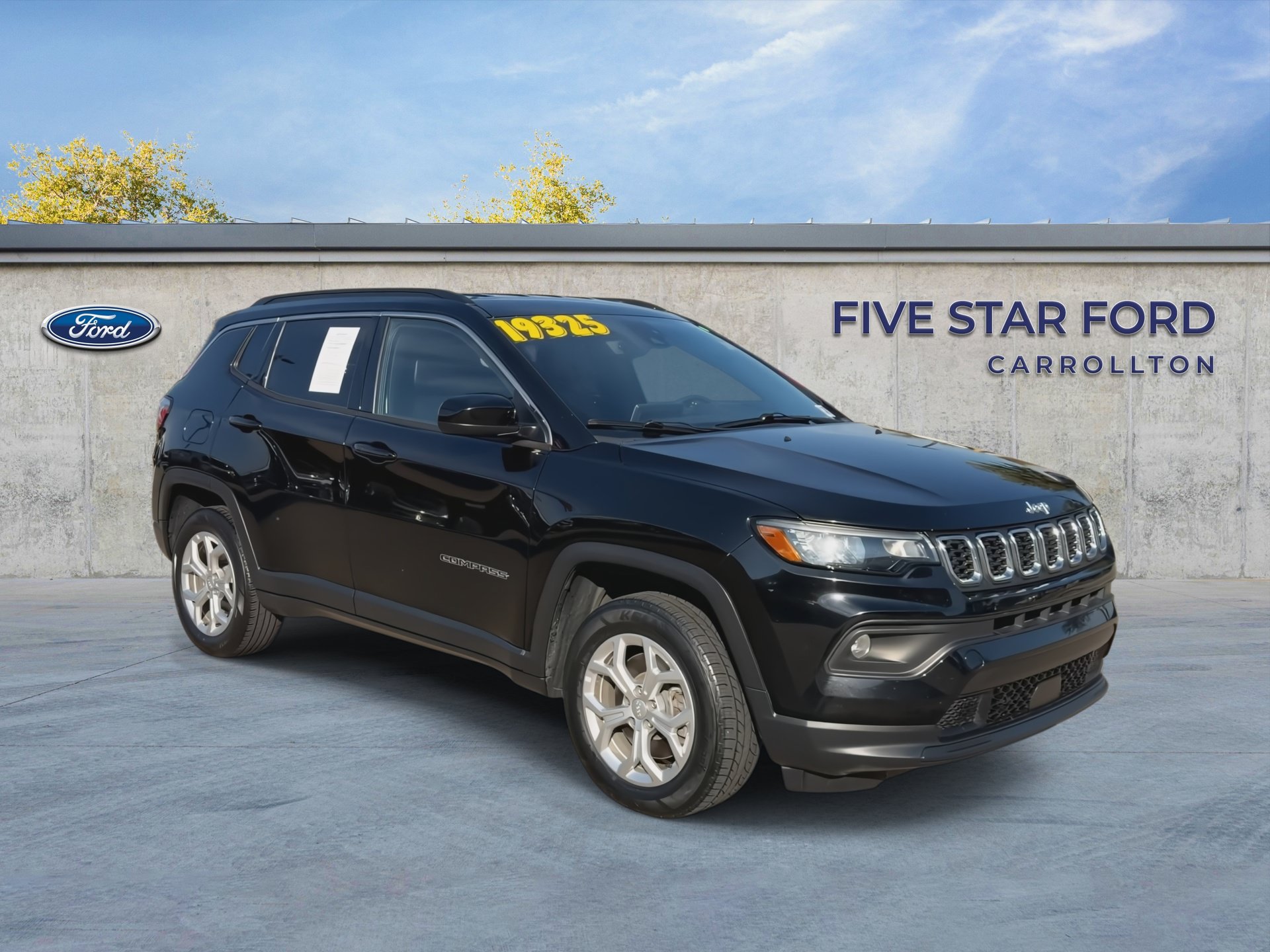 Used 2024 Jeep Compass Latitude AWD/4WD image 2