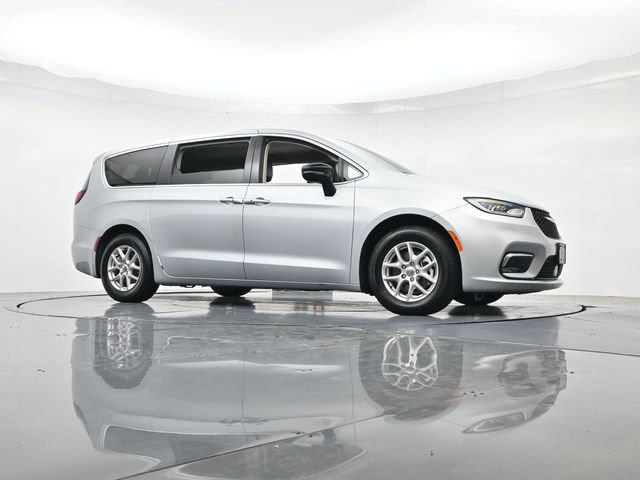 Used 2024 Chrysler Pacifica Touring-L FWD image 38